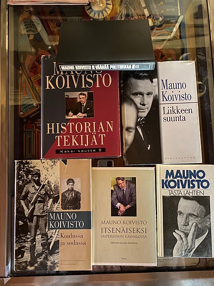Presidentti Mauno Koiviston kirjat nimikirjoituksilla
