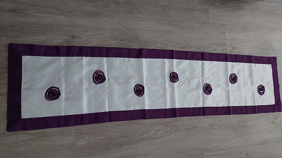 Kaunis PÖYTÄ LIINA,lila-valkoinen  35 x 150 cm, uusi