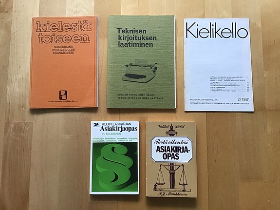 Vintage Asiakirjaoppaita ja kielenhuollon vihkosia 70-80 -luvulta