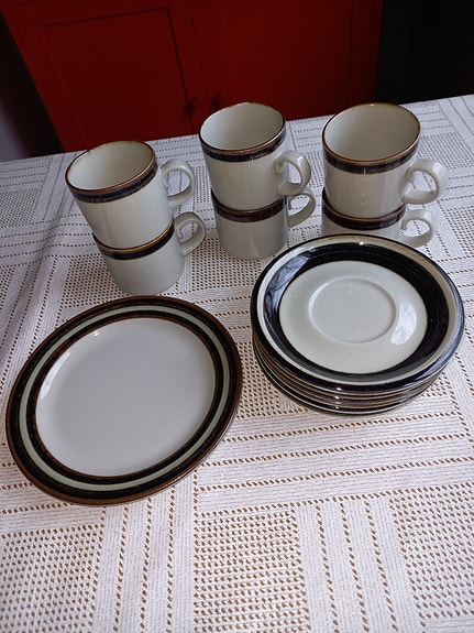 6 kpl Arabian Karelia kahvikuppi, korkeus 6 cm + yksi leipälautanen