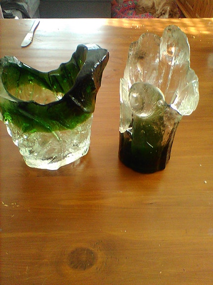 2 lasi maljakkoa (Maljakoissa vikoja)