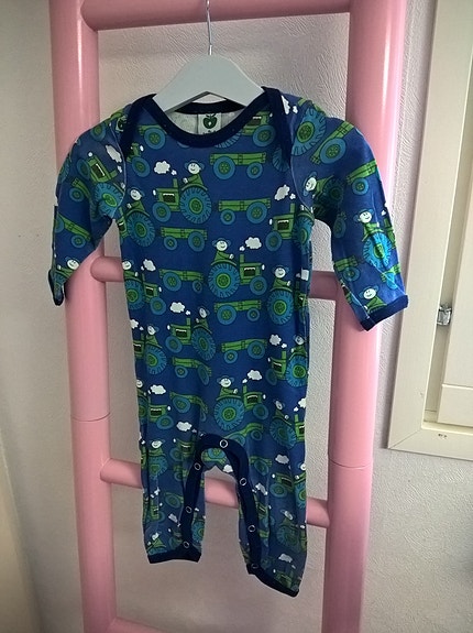 Småfolk puuvilla traktori pyjamahaalari 68cm