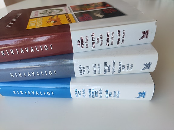 11 kirjaa kolmissa kansissa