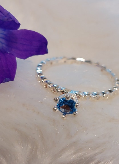 Spinning jewelry. 925 hopeinen Prinssi sormus sinisellä zirkonilla. Koko 16,5