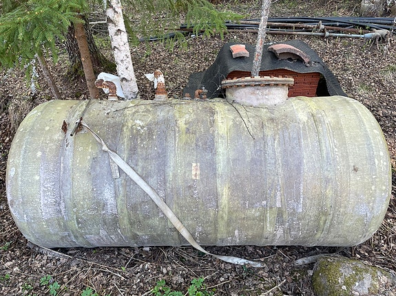 Käytetty 3000 l öljysäiliö