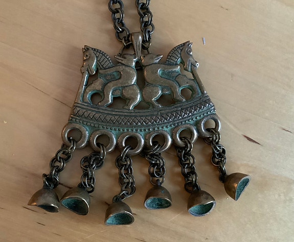 Vintage Kaksi ratsastajaa -riipus, Kalevala Koru / KK, pronssi, 1930 - 1940-luku