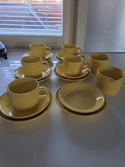 Iittala kahvikupit ja lautaset keltainen