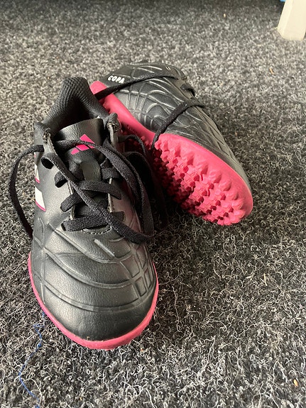 Adidas lasten jalkapallokengät 30