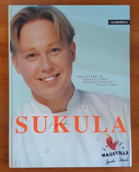 Jyrki Sukula KAIKILLA MAUSTEILLA Gummerus 2p 1998