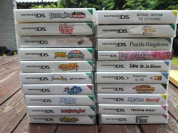 Nintendo DS pelit uusia muoveissaan. 3+ tai sallittu