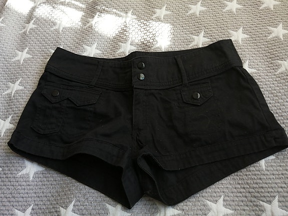 Mustat shortsit koko 38 HM