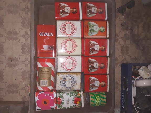 Vanhoja peltipurkkeja
