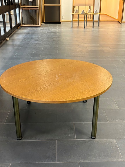 Toimistokaluste, pyöreä matala pöytä 30€