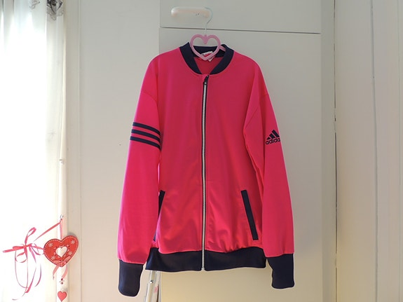 Uusi Adidas verkkatakki väri on pinkki kokoa S