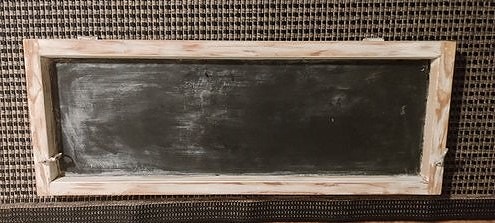 Vanha ikkuna liitutaululla