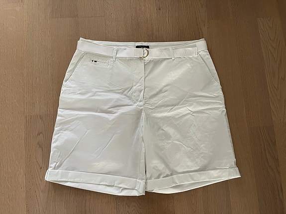 Uudet käyttämättömät Tommy Hilfiger naisten shortsit koko 44