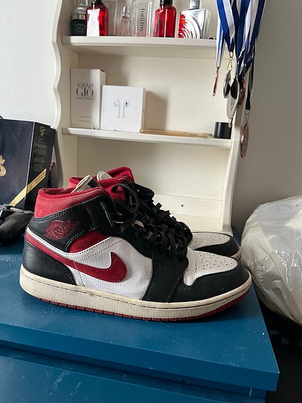 Myydään hyväkuntoiset Air Jordan 1 black gym red