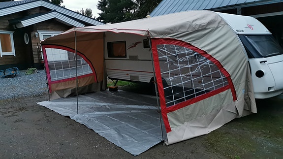 Etuteltta asuntovaunuun