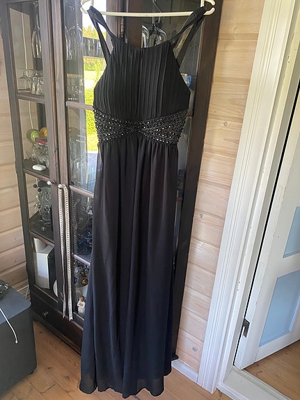 Musta pitkä juhlapuku
