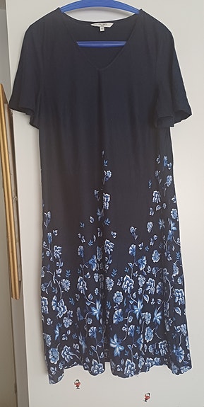Mekko t.sininen A-linj. kukkakuvio helmassa