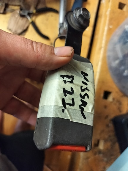 Nissan pickup turvavyön lukko ja penkin jousi