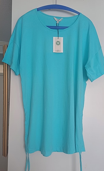 Tunika/T-paita turkoosi 75 cm helmassa solm.nauhat