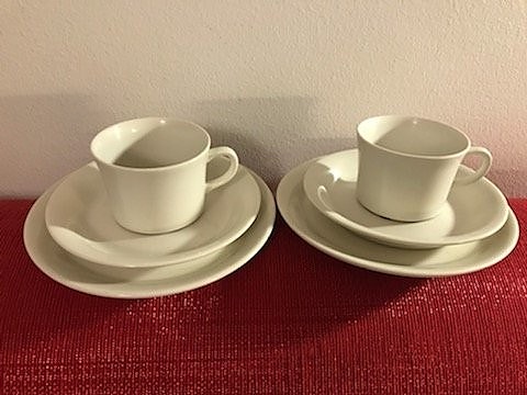 Arabian Inari kahvikuppi + asetti+ kakkulautanen. 2 kpl.