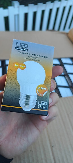E14 led-kynttilälamppu ja E27 led-kupulamppu