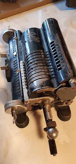 Vanha mekaaninen laskukone, merkki Thales patent