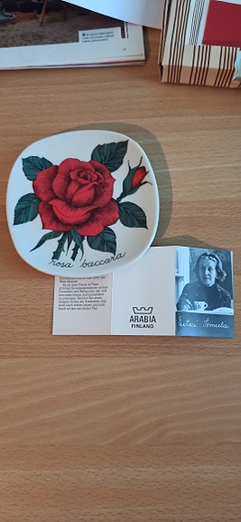 Arabia Rosa Baccara. Koristelautanen. LAHJAPAKKAUS.
