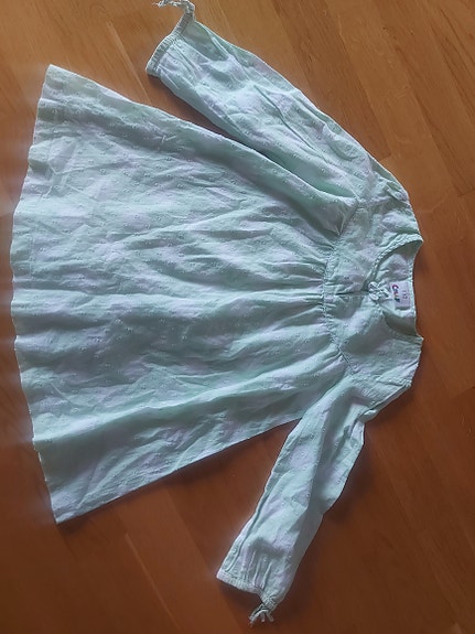 Vaaleanvihreä paita 110cm