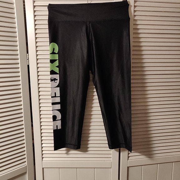 Mustat (valk-lime teksti) pohjepit. Six Deuce Fitness Series treenitrikoot, M