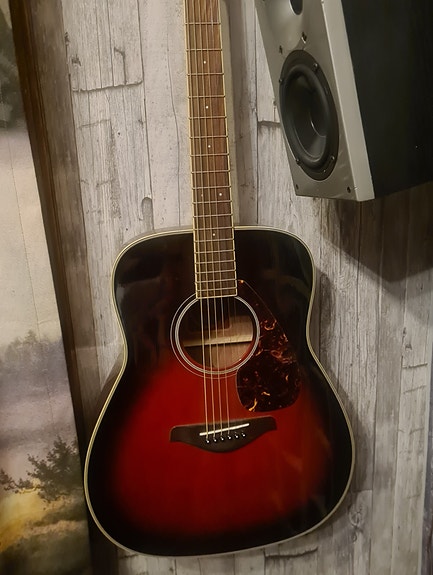 Yamaha FG720S teräskielinen kitara laukulla
