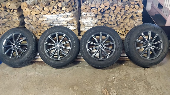 Mustat Mega Wheels aluvanteet lähes uusilla Continentalin 215/60R16 renkailla