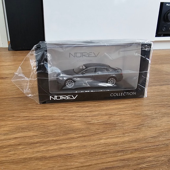 Uusi Audi A5 Sportback 2012-2016 ( 1 : 43 Norev )