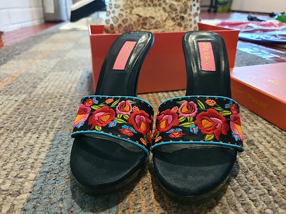 Betsey Johnson kengät kukkakirjonta