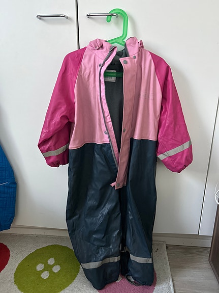Eristetty, vedenpitävä haalari..