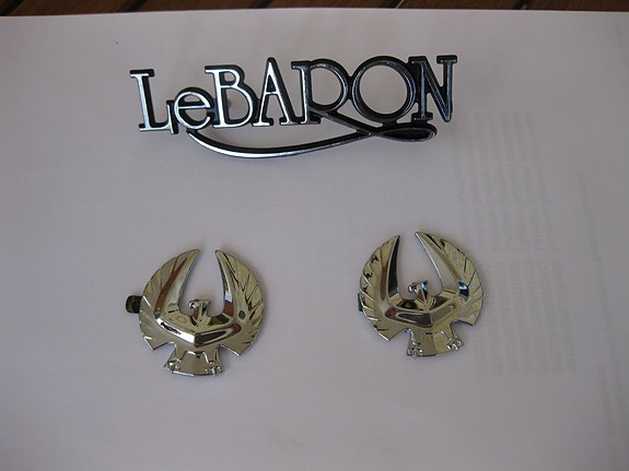 Chrysler LeBaron 1978-79 uusi nimikyltti ja uudet takavalojen vaakunat, NOS