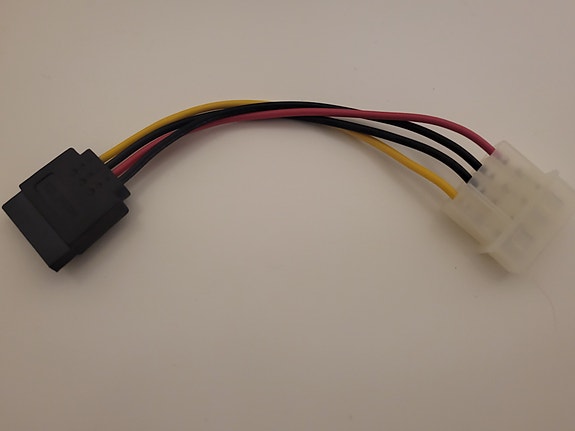 Molex - SATA adapteri (KÄYTTÄMÄTÖN)