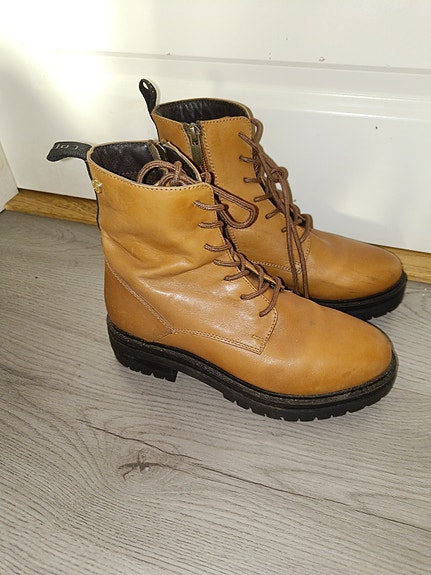 Beige kengät