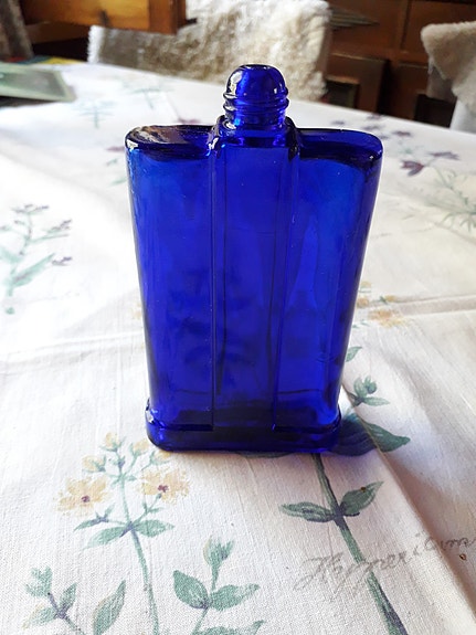 Vanha Eau de Cologne pullo