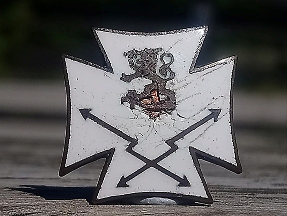 Keskellä Leijona. RR - Merkki. Emaleissa vika. Halkaisija - 23 mm.