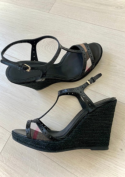 Uudet Burberry kiilakorkokengät 39