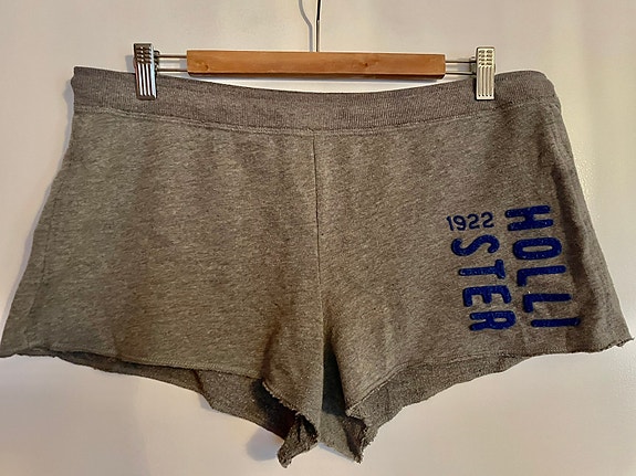 Harmaat Hollister shortsit koko L