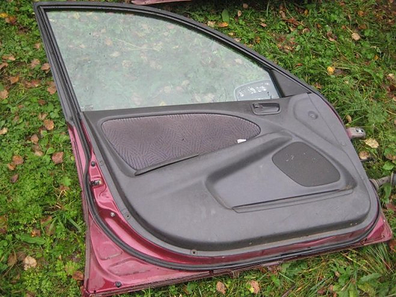 Toyota Avensis 1998 Ovet joissa kaikissa ikkunannostimet