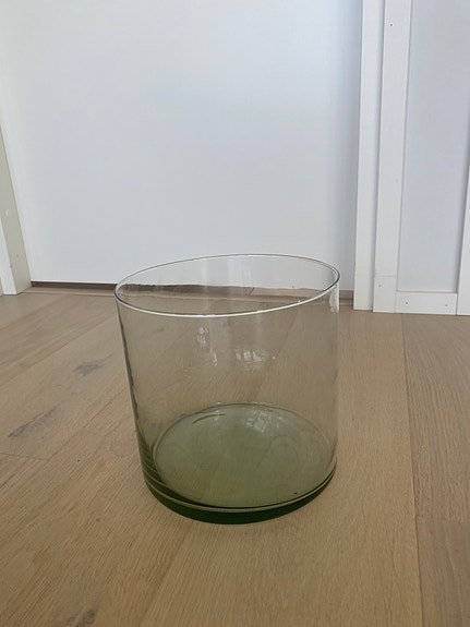 Iso vihreä lasimaljakko