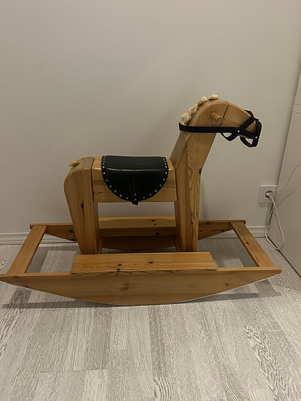 Puinen keinuhevonen