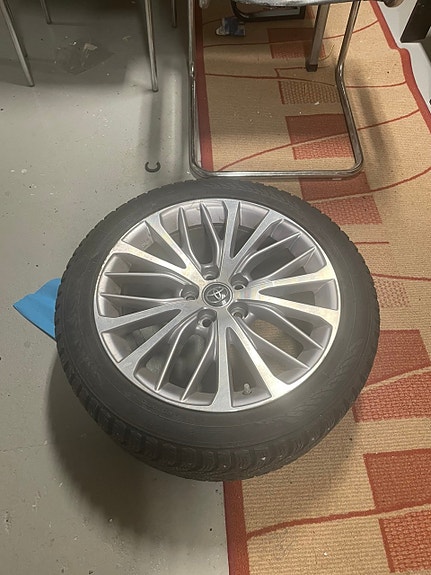 Toyota camry  talvi renkaat 235/45 R18