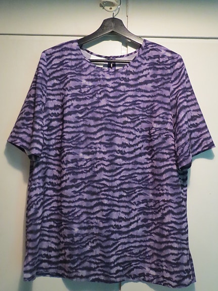 Violetti-lila-musta paita, olkatopp., 40