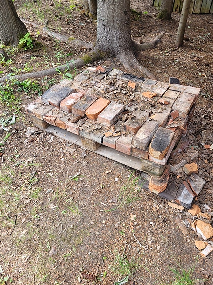Vanhoja tiiliä ja betonimurskaa